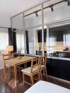 Un comedor con mesa y sillas de madera. en Apartahotel Espai Verd Benimaclet, en Valencia