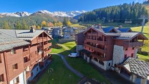 プラプテルにあるles 7 laux immobilier chalet Bの山の家屋風景