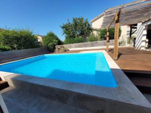 a swimming pool in the backyard of a house at La Comté à Blagnac in Blagnac