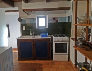 Kuchyň nebo kuchyňský kout v ubytování Maison Larzac Cevennes Grand Gite