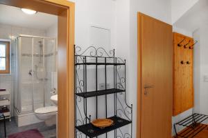 La salle de bains est pourvue d'une douche, de toilettes et d'une porte. dans l'établissement Ferienwohnung Regina, à Mittenwald 19 autres photos