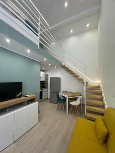 TV a/nebo společenská místnost v ubytování AparthouseRisorgimento CANAPA + 5 fotografií