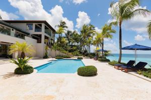 Бассейн в Newly Renovated Notos Cove Villa Property или поблизости