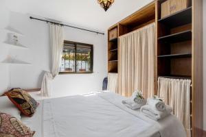 ein Schlafzimmer mit einem Bett mit Handtüchern darauf in der Unterkunft Villa Al Andalus - Solo Familias in El Puerto de Santa María + 32 Fotos
