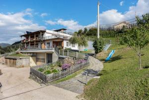 a house with a garden in front of it at Obertrisaierhof Wohnung 2 in Fie allo Sciliar