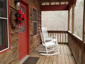 Balkón nebo terasa v ubytování Uwharrie Cabins