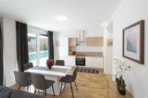 Kuchyň nebo kuchyňský kout v ubytování Danube Suites