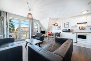 ホークジールにあるFerienwohnung Klein 'lütt hus'のソファとテーブルのあるリビングルーム