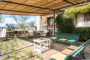 カステルヌオーヴォ・ベラルデンガにあるCasalinoのパティオ(緑のベンチ、テーブル付)