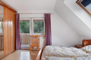 um quarto com uma cama e uma janela em Grundhof Christian Faller em Stegen