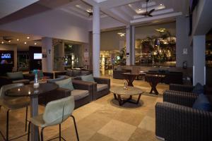 ピウラにあるCasa Andina Premium Piuraのロビー(ソファ、テーブル付)