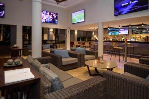 ピウラにあるCasa Andina Premium Piuraのソファ付きのロビー、テレビ付きのバー