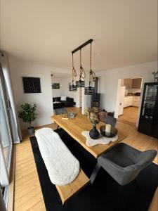 a living room with a dining room table and a kitchen at Landhaus am Burgberg in Freyung