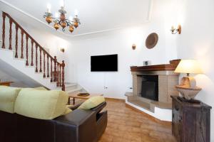 Una sala de estar con un sofá y una chimenea. en El Chozo, en Chiclana de la Frontera