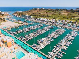 eine Luftansicht auf einen Yachthafen mit Booten in der Unterkunft Marina Design T1 in Páteo