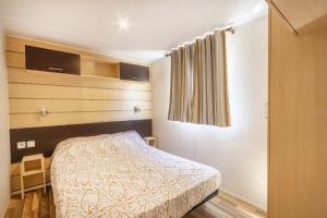 Alós de BalaguerにあるMóvil Home Pequeñaのベッドと窓のある小さな寝室