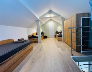 Una habitación grande con dos camas y una escalera. en Guest house LORA, en Gabrovo