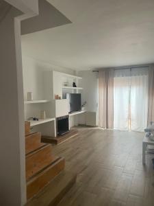 an empty living room with stairs and a television at HABITACIÓN en chalet cerca Atocha in Madrid +11 photos