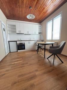 Una cocina con una mesa y sillas en una habitación. en Guest house LORA, en Gabrovo