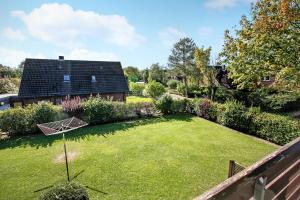 a backyard with a lawn and a house at Haus am Hemm in Meldorf