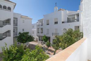 une vue aérienne sur deux bâtiments blancs dans l'établissement Casa Aragon Conil, à Conil de la Frontera