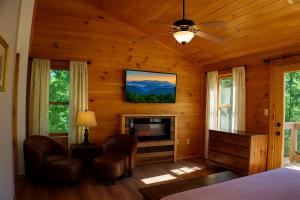 Et tv og/eller underholdning på Gorgeous 3 bedroom in Downtown Gatlinburg! Free Tickets everyday of your stay,Pool table,Fireplaces