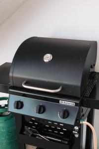 - un grill installé au-dessus d'une cuisinière dans l'établissement Casa Luma, à Cascais