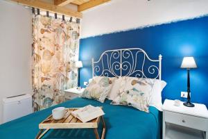a blue bedroom with a bed with a blue wall at La casa incantata in San Bartolomeo al Mare