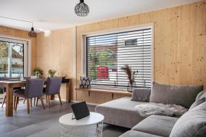 een woonkamer met een bank en een tafel bij Wohnen an der Ach in Bad Wurzach