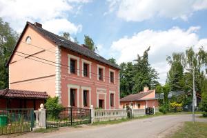 a house with a fence in front of a street at Ferienwohnung Bestensee in Bestensee