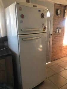 Arroyo de Los PatosにあるCasita El Mirador Traslaの- 白い冷蔵庫、キッチン内の冷凍庫