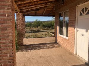 Arroyo de Los PatosにあるCasita El Mirador Traslaの白い扉付きのレンガ造りの建物の入口