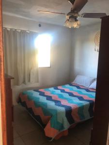 Arroyo de Los PatosにあるCasita El Mirador Traslaのベッドと天井扇風機のある寝室