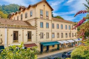 シントラにあるHappy Holiday Sintraの通り付きの町の古い建物