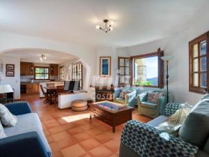 カロンジェにあるCasa Bellotaの青いソファとテーブルのあるリビングルーム