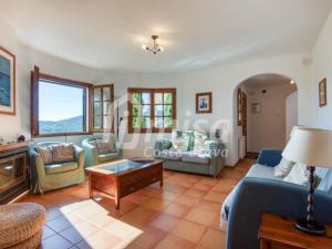 カロンジェにあるCasa Bellotaの青いソファと椅子のあるリビングルーム