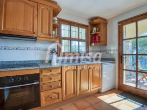 カロンジェにあるCasa Bellotaの木製のキャビネットと黒い家電製品を備えたキッチン +30枚の写真