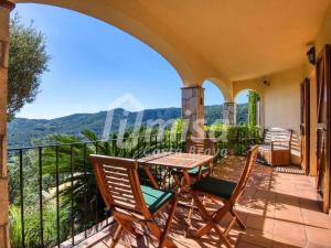 uma varanda de uma casa com uma mesa e cadeiras em Casa Bellota em Calonge