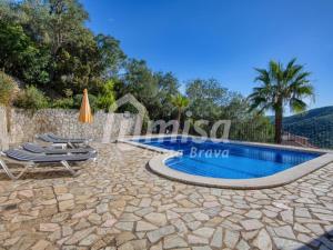 uma villa com piscina em um resort em Casa Bellota em Calonge mais 15 fotografias