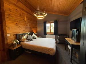 Postel nebo postele na pokoji v ubytování Empress Pines