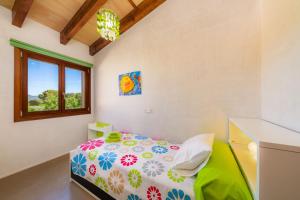 une chambre avec un lit et une fenêtre dans l'établissement S' Oratge, à Artà 44 autres photos