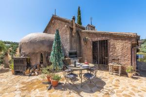 AlgarinejoにあるErmita de las erasの目の前にクリスマスツリーのある石造りの家