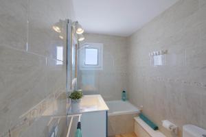 Et badeværelse på Posidonia + 20 billeder