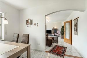 a kitchen and living room with a table and chairs at Ferienwohnung Auszeit Sauerland in Meinerzhagen