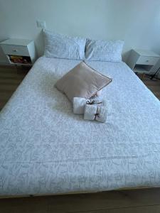 una cama con dos animales de peluche sentados en ella en Near Airport Malpensa Pvt Room with Pvt Bath and Kitchen Check-in 24h, en Legnano