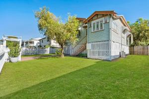 ein grüner Hof mit einem Haus und einem Zaun in der Unterkunft Wandal Haven On McKelligett 1 King 2 Doubles -Wifi 