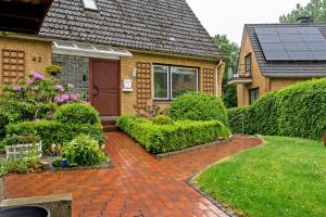 a house with a brick walkway in front of a house at Ferienwohnung Angeln in Ulstrupfeld
