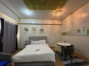 een ziekenhuiskamer met een bed en een tafel bij HOPE RESIDENCES UNIT 606 building D in Trece Martires +13 foto's