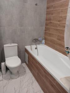 基希讷乌Comfort Zone Chisinau的带马桶和浴缸的浴室