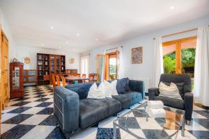 リュックマヨールにあるCasa Campillosのソファとテーブルのあるリビングルーム